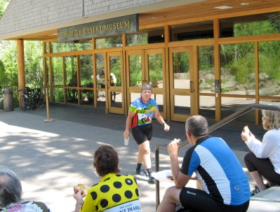 Cyclists earing lunch in front of the High Desert Museum