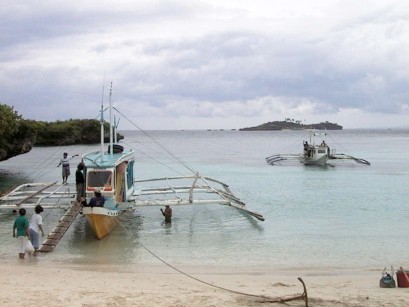 Pump boats on the beach loading passengers